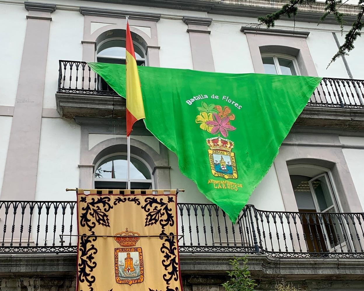 El Ayuntamiento de Laredo engalana su fachada con un pañuelo de la Batalla de Flores