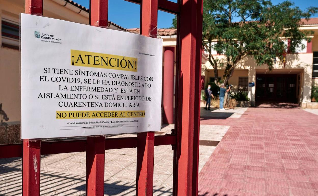 Cartel en un colegio de Ávila.