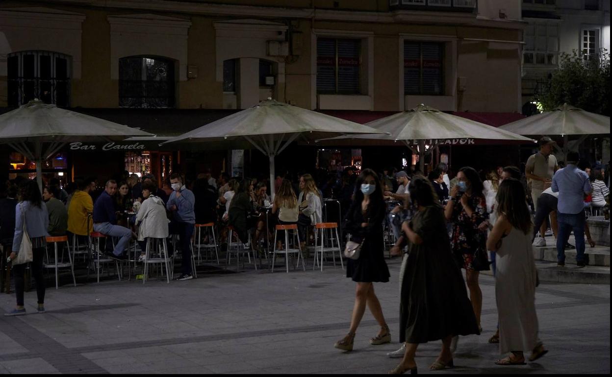 Bares de copas de la Plaza de Cañadío en Santander donde hace unos días apagaron durante unos minutos sus fachadas en protesta por los nuevos horarios de cierre impuestos al sector debido a los rebrotes.