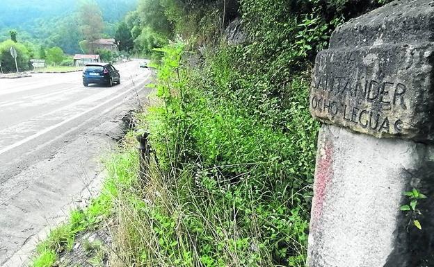 La antigua piedra 'A Santander, ocho leguas', todavía permanece en pie. 