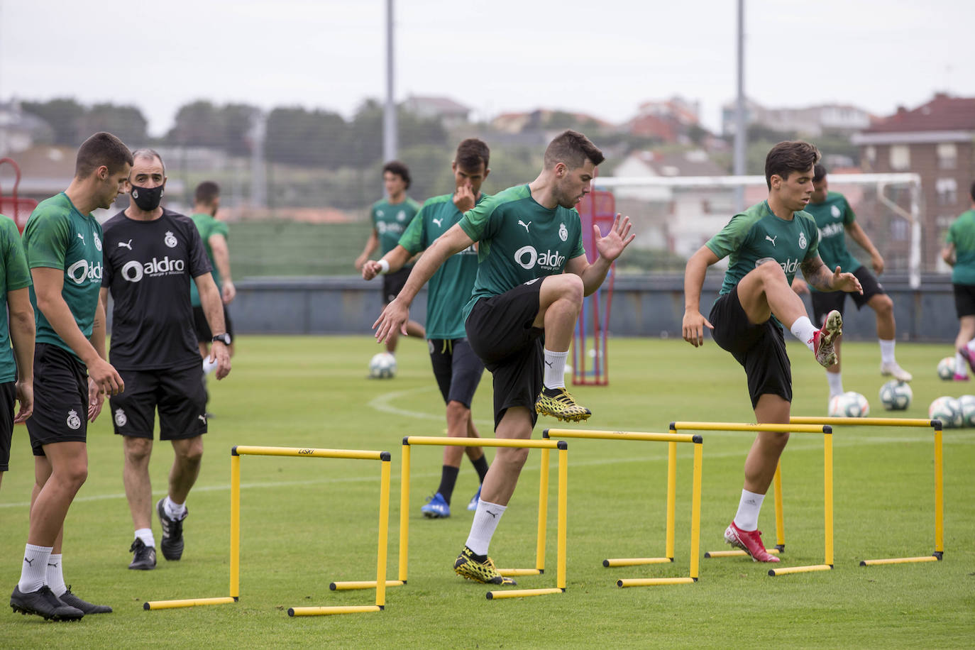 Fotos: El Racing cumple su primer entrenamiento a las órdenes de Javi Rozada