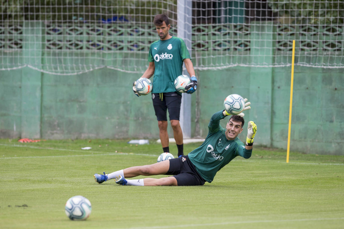 Fotos: El Racing cumple su primer entrenamiento a las órdenes de Javi Rozada