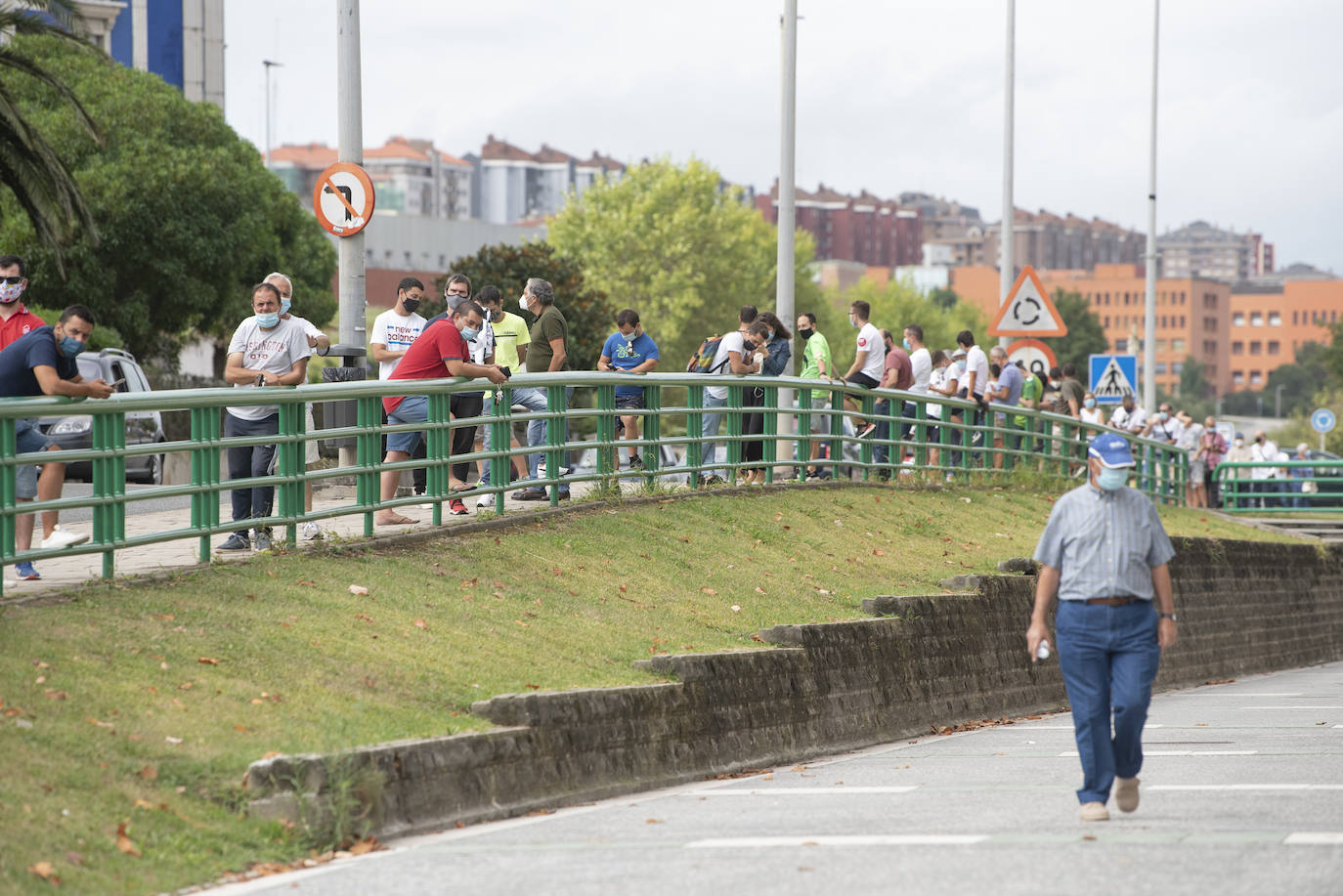 Fotos: Largas colas para recuperar el dinero de los abonos de la pasada campaña