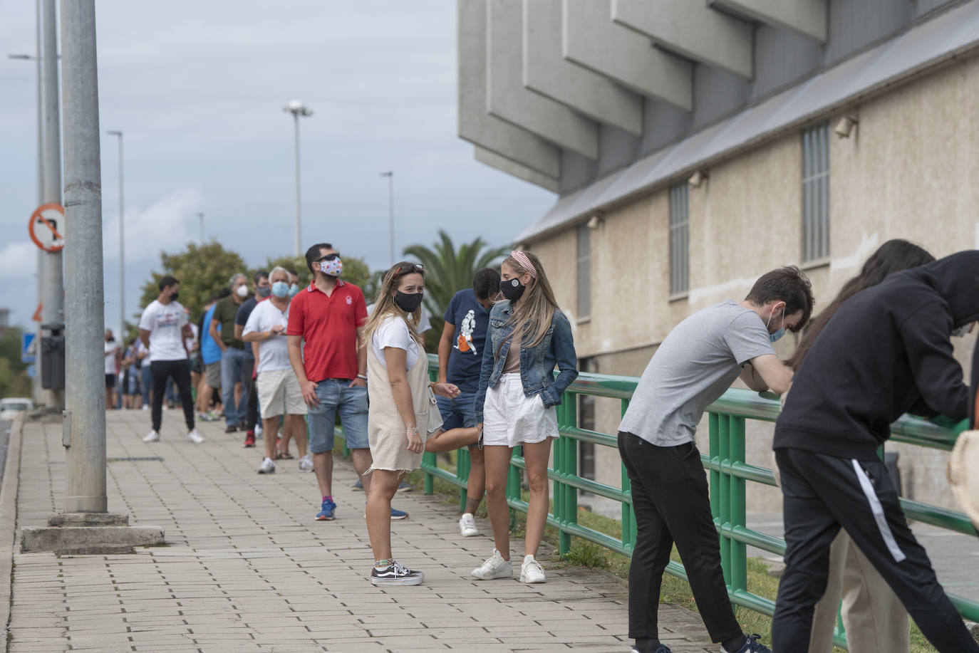 Fotos: Largas colas para recuperar el dinero de los abonos de la pasada campaña