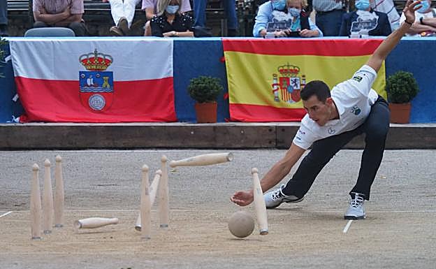 Imagen principal - Víctor triunfa en las Instituciones, última cita antes del Campeonato de España
