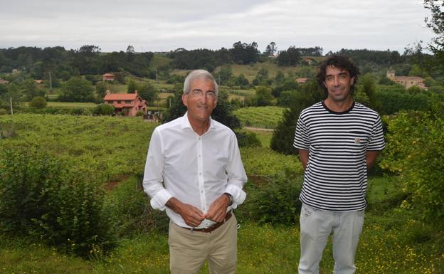 Juan de Miguel y Pablo Oria, con los viñedos y la iglesia de Cigüenza al fondo.