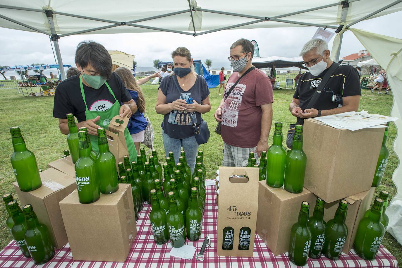 La lluvia ha deslucido la feria promovida por la asociación El arte de la tierruca en la campa de la magdalena con 28 puestos, 24 de alimentación y 4 de artesanía de la región. A lo largo de todo este sábado pueden encontrarse quesos, vinos, sobaos, quesadas, empanadas, dulces, embutidos, alubias, patatas fritas, sidra, miel, orujo, mermeladas, rosquillas, encurtidos, repostería y todo tipo de productos de la huerta ecológica como tomates y pimientos.