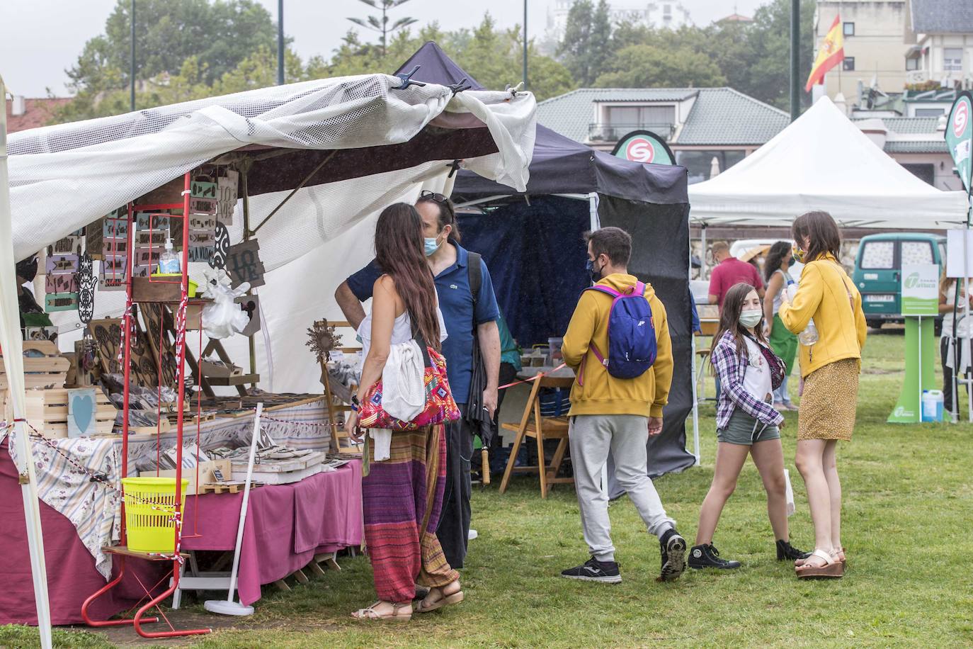 La lluvia ha deslucido la feria promovida por la asociación El arte de la tierruca en la campa de la magdalena con 28 puestos, 24 de alimentación y 4 de artesanía de la región. A lo largo de todo este sábado pueden encontrarse quesos, vinos, sobaos, quesadas, empanadas, dulces, embutidos, alubias, patatas fritas, sidra, miel, orujo, mermeladas, rosquillas, encurtidos, repostería y todo tipo de productos de la huerta ecológica como tomates y pimientos.