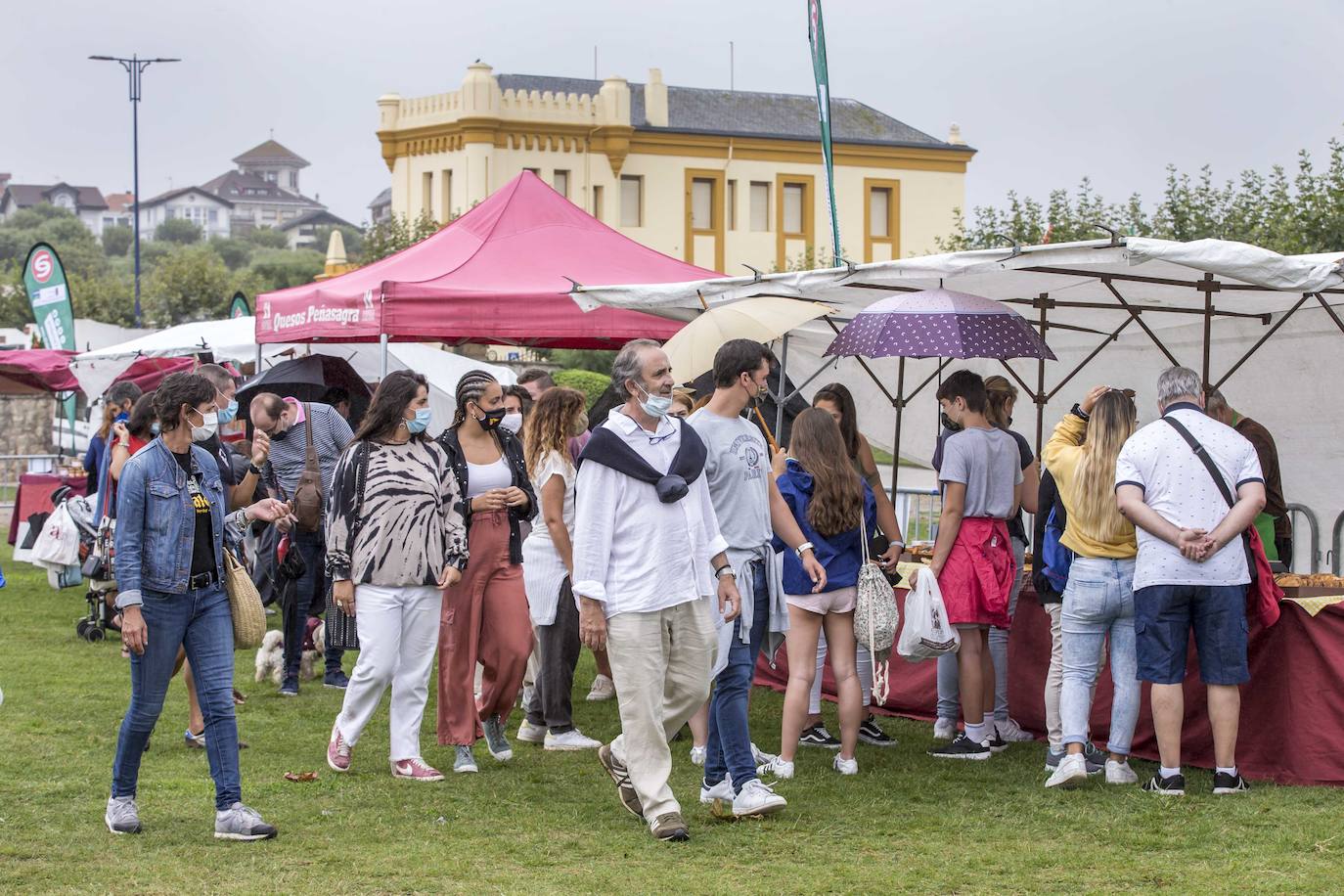 La lluvia ha deslucido la feria promovida por la asociación El arte de la tierruca en la campa de la magdalena con 28 puestos, 24 de alimentación y 4 de artesanía de la región. A lo largo de todo este sábado pueden encontrarse quesos, vinos, sobaos, quesadas, empanadas, dulces, embutidos, alubias, patatas fritas, sidra, miel, orujo, mermeladas, rosquillas, encurtidos, repostería y todo tipo de productos de la huerta ecológica como tomates y pimientos.