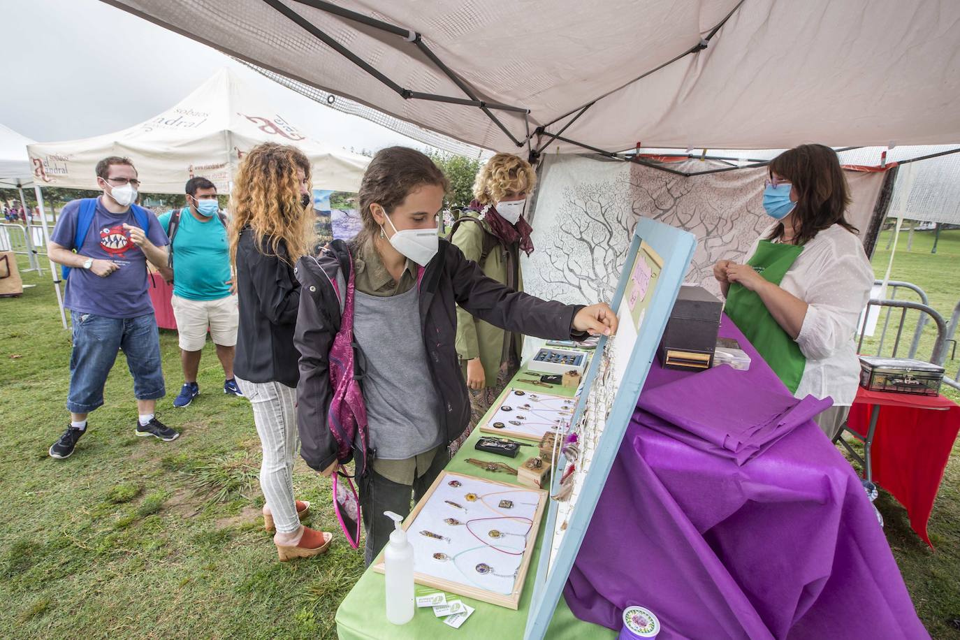 La lluvia ha deslucido la feria promovida por la asociación El arte de la tierruca en la campa de la magdalena con 28 puestos, 24 de alimentación y 4 de artesanía de la región. A lo largo de todo este sábado pueden encontrarse quesos, vinos, sobaos, quesadas, empanadas, dulces, embutidos, alubias, patatas fritas, sidra, miel, orujo, mermeladas, rosquillas, encurtidos, repostería y todo tipo de productos de la huerta ecológica como tomates y pimientos.