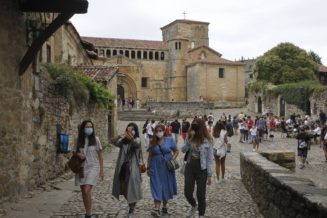 Santillana con sus calles llenas