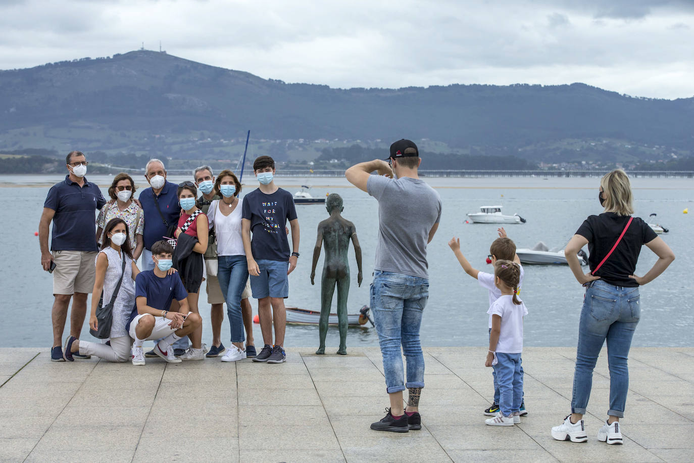 Santander, un grupo de turistas posa frente a la bahía