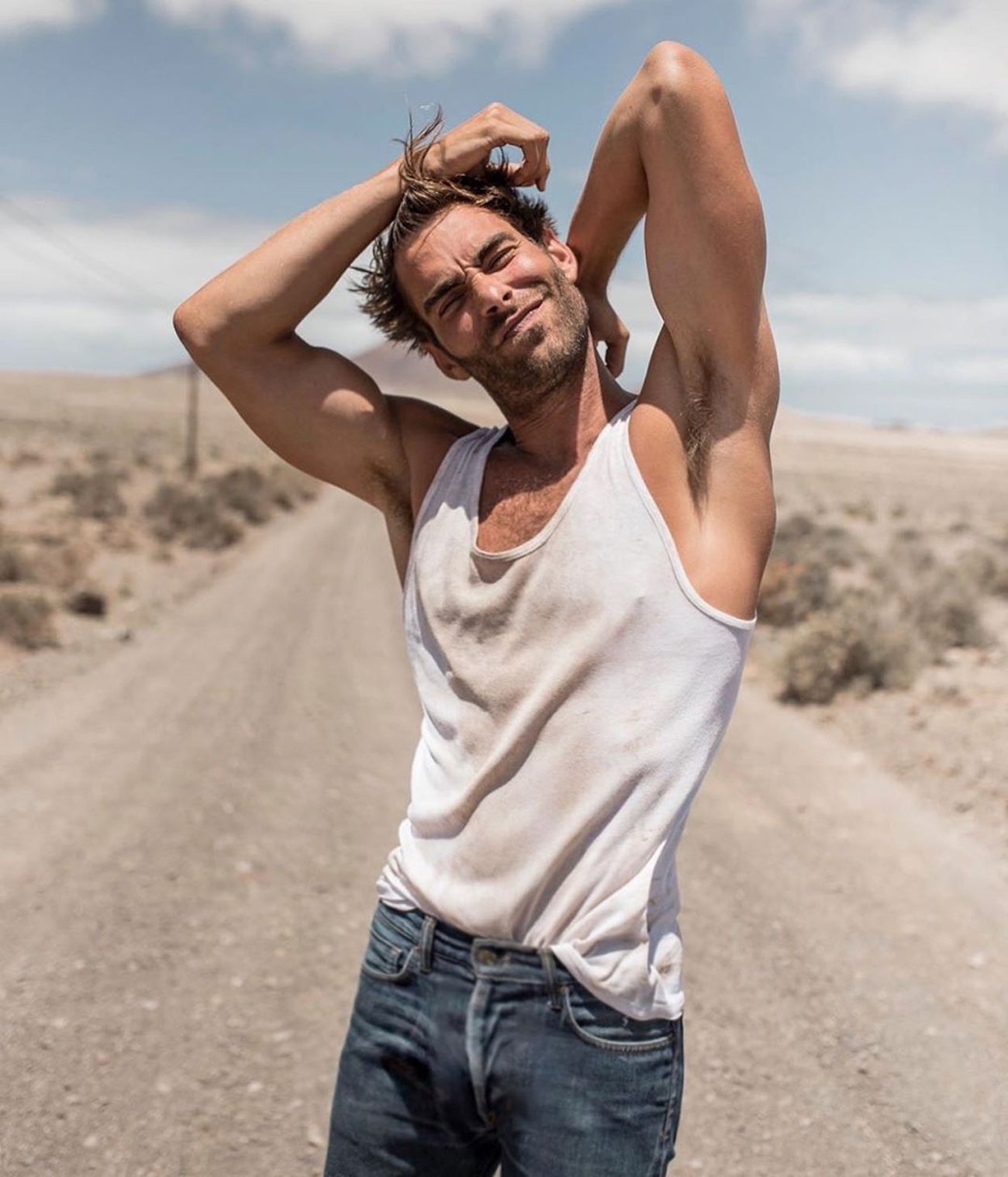 Con vaqueros y camiseta de tirantes blanca, un look casual alejado de su imagen en las pasarelas. 