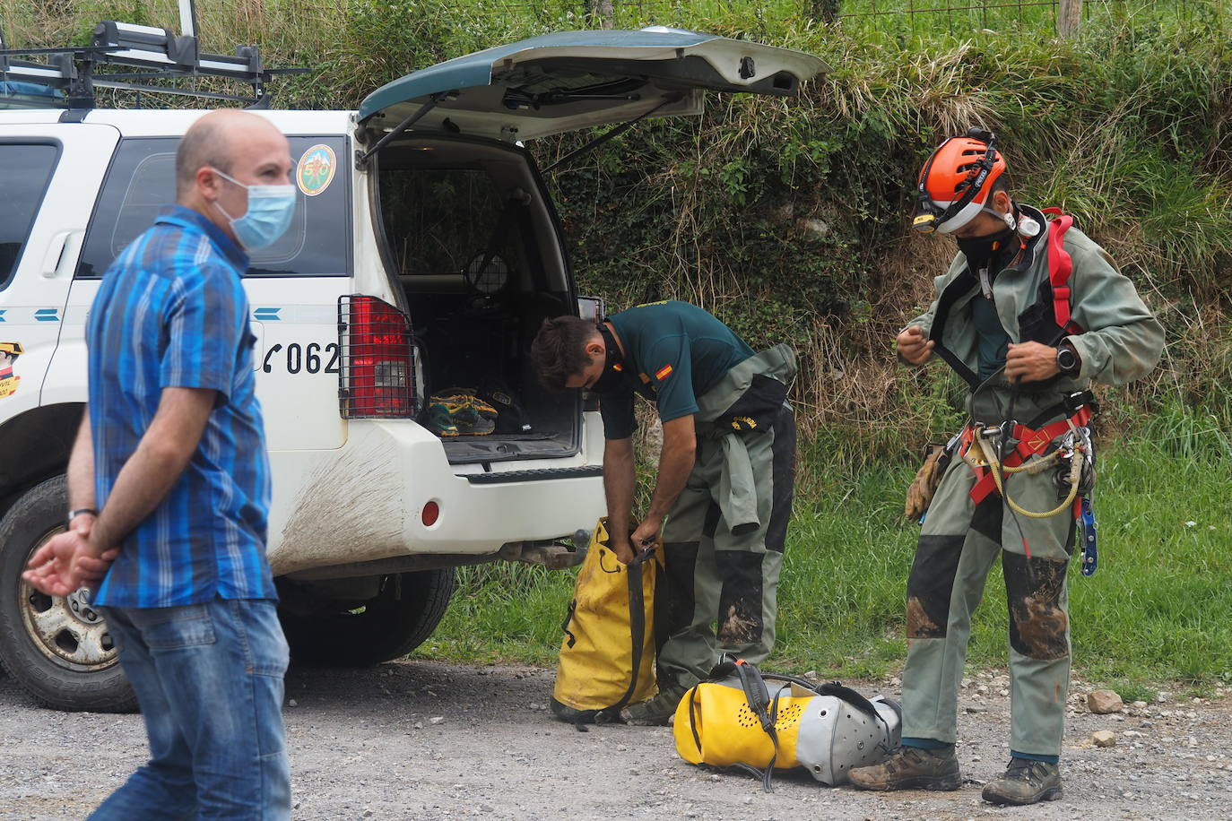 Los Tédax de la Guardia Civil recibieron la llamada de alerta de un grupo de espeleólogos que examinaban una gruta inexplorada cercana a Coventosa 