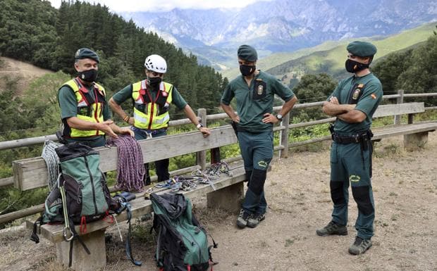 Imagen. Carlos Villar, Diego Álvarez, Ángel Rodríguez y Alarique Betanzos, en la zona de Valmayor, cerca de Potes. 