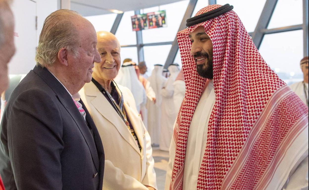 Don Juan Carlos saluda en noviembre de 2018 al controvertido heredero de Arabia Saudí Mohamed bin Salman en Abu Dabi.