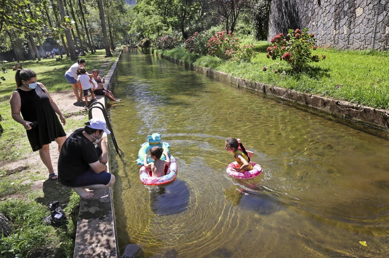 Baño refrescante en el parque de Santa Lucía (Cabezón de la Sal) 