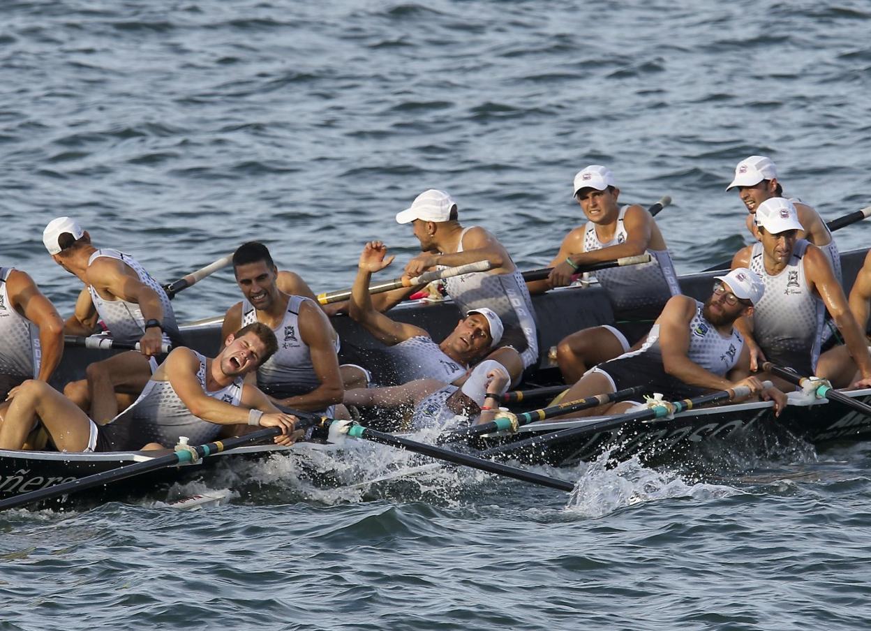 Los remeros de Pedreña, exhaustos tras su esfuerzo final para intentar batir a San Pedro.