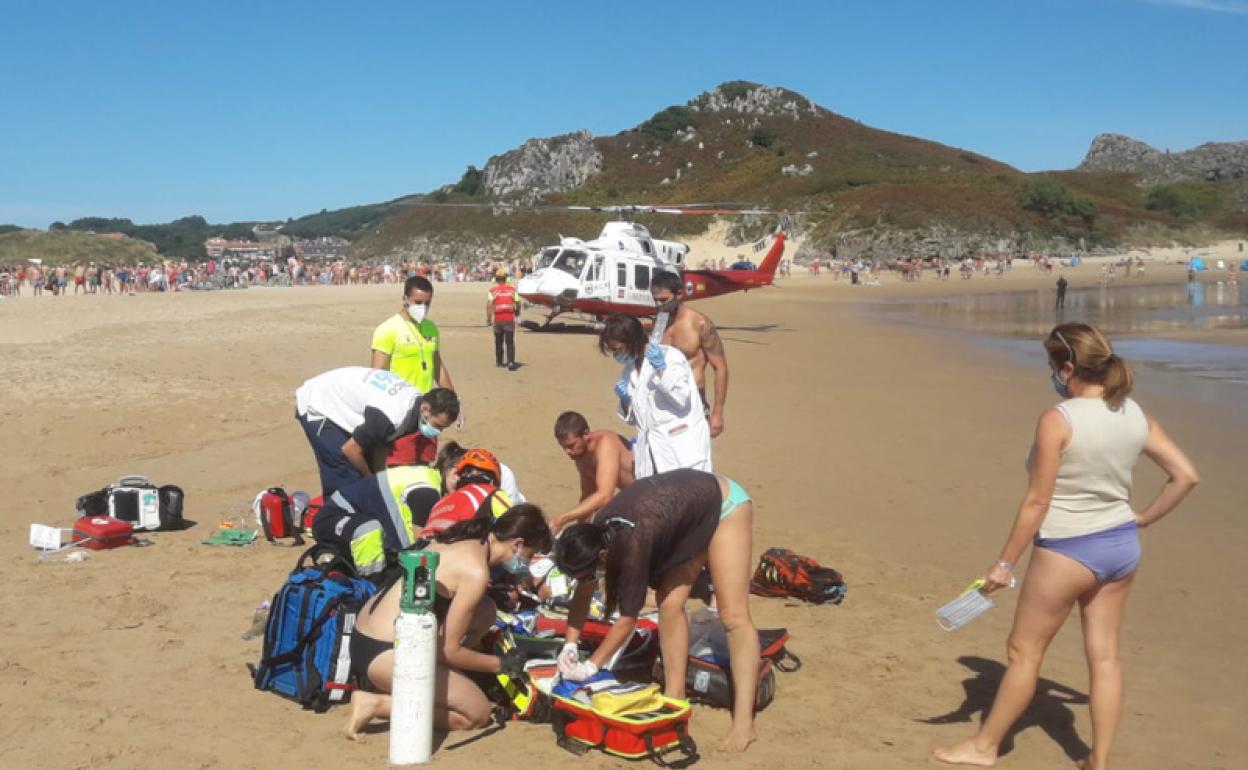 En el suceso han intervenido socorristas, el 112 Cantabria, el 061, el helicóptero medicalizado, la Policía local y la Guardia Civil.