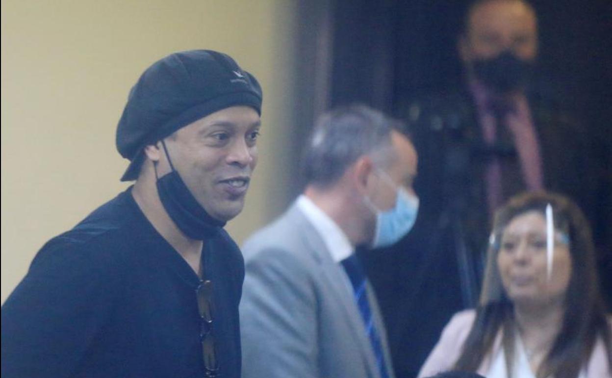 Audiencia del exfutbolista brasileño Ronaldinho en Asunción (Paraguay).