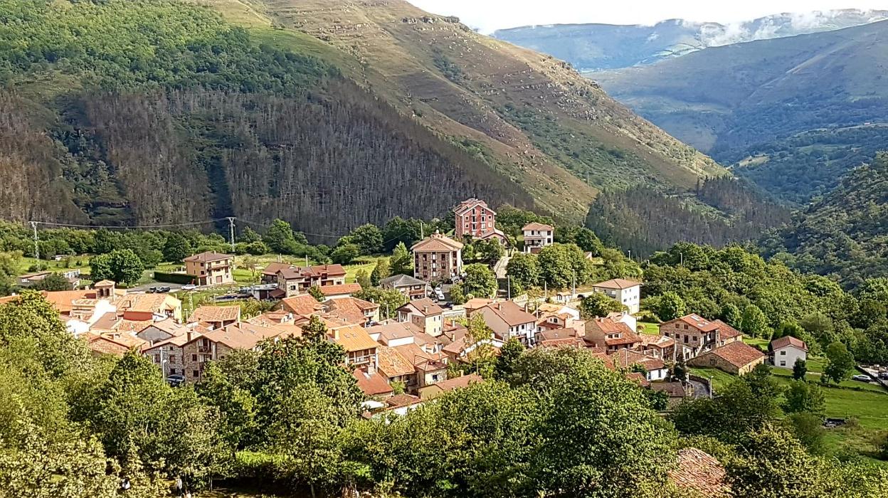 Vista parcial de la localidad de San Sebastián de Garabandal, situada en la ladera de Peña Sagra. V. CORTABITARTE