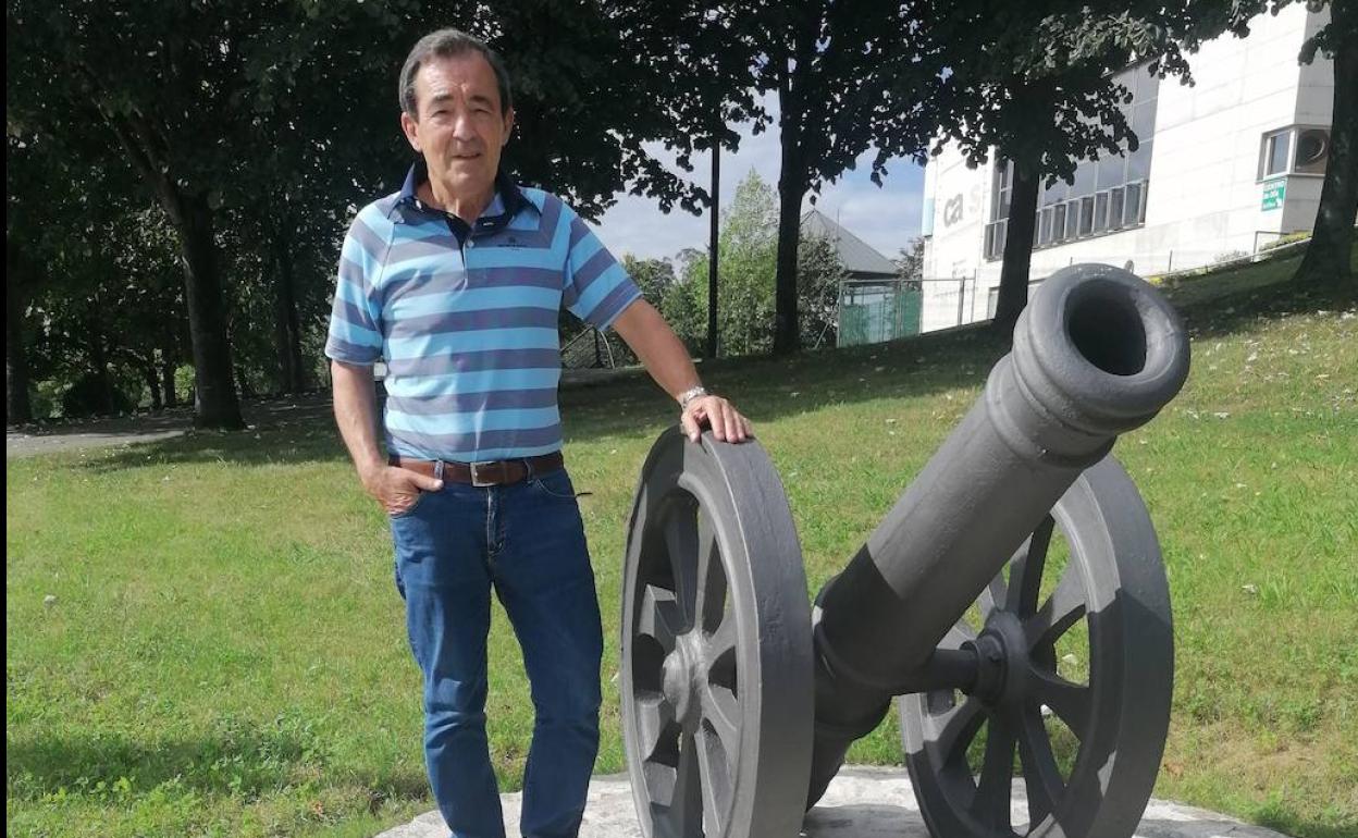 José Manuel Carpintero posa junto al cañón que homenajea a la desaparecida Coordinadora.