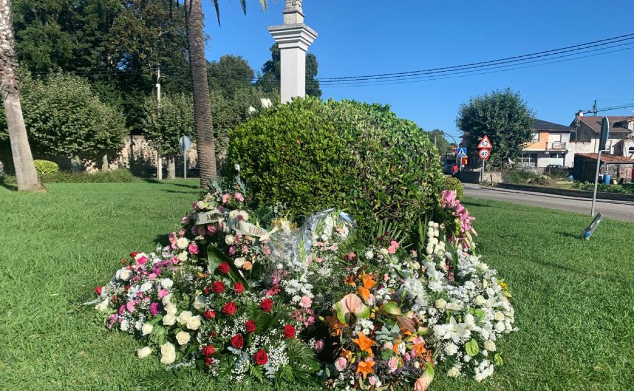 Imagen de esa mañana del lugar del accidente, convertido en un altar lleno de flores en memoria de las jóvenes.