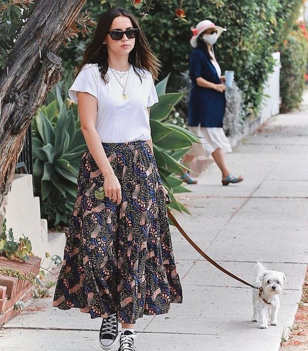 La musa 'fashion' pasea a su perro Elvis con falda larga estampada y camiseta básica blanca.