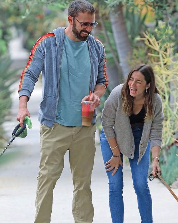 Momento cómplice de la pareja en una de sus salidas con las respectivas mascotas.