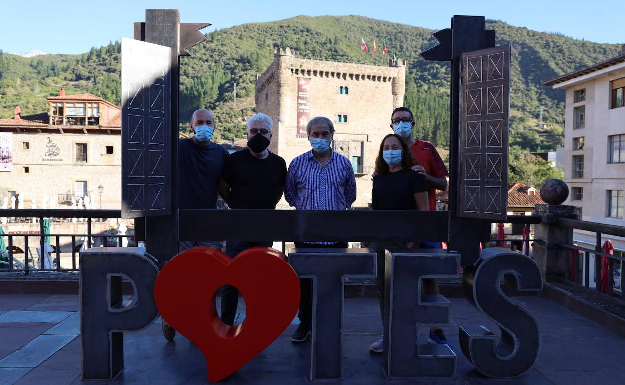 Cristobal Tenllado y Carmen De Castro, de Barcelona, posan en la 'Ventana del mundo'.