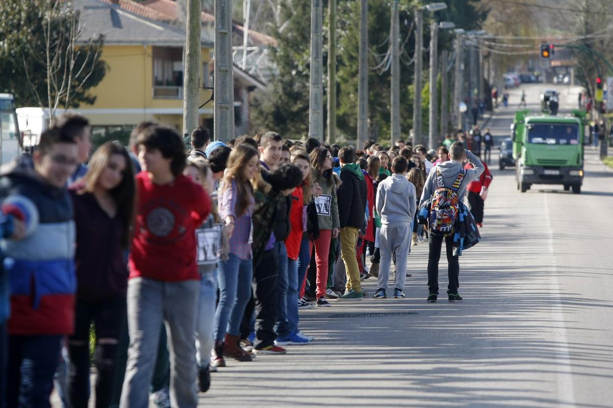 Los alumnos del IES Gutiérrez Aragón formaron una cadena humana en 2014 para exigir la obra. 