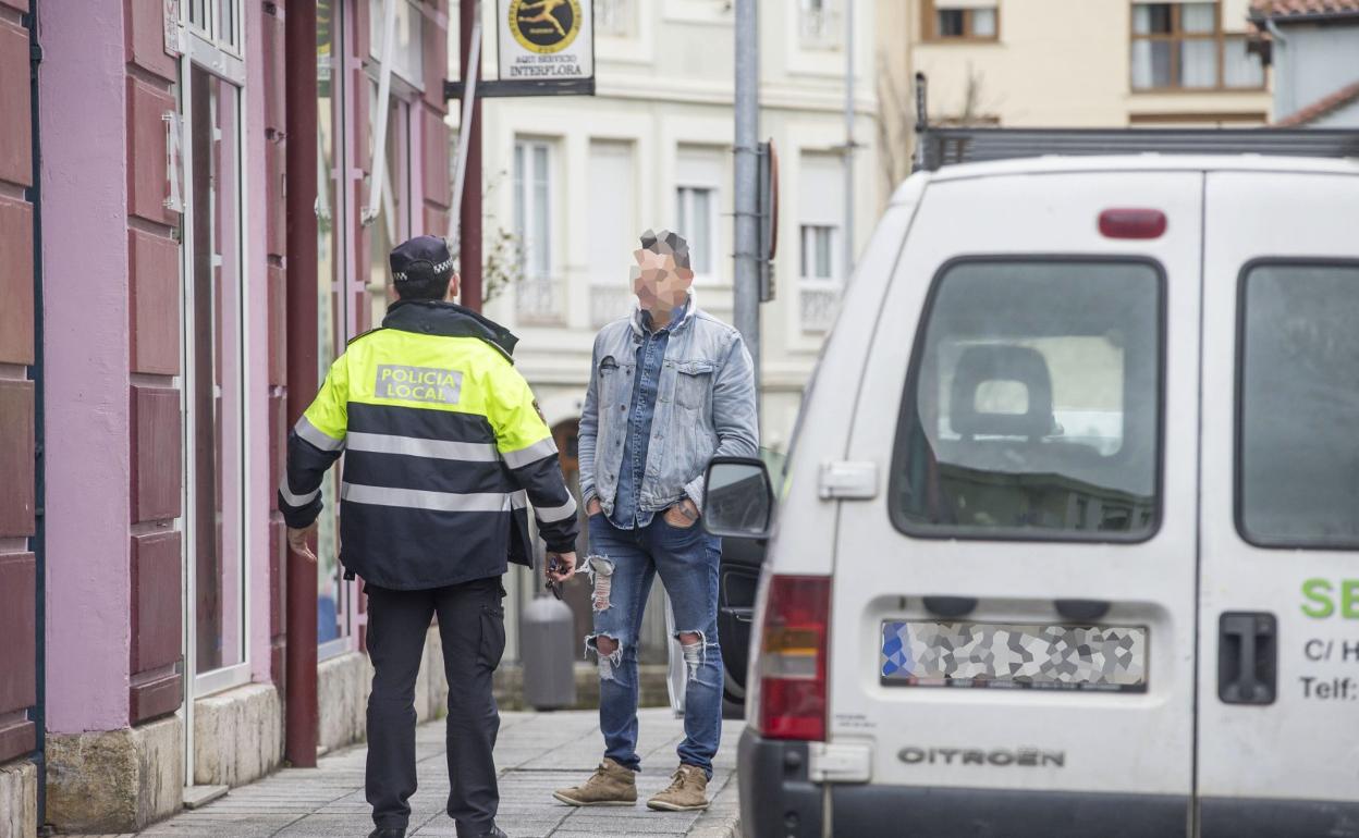 Imagen de archivo de un policía local de Astillero y un vecino.