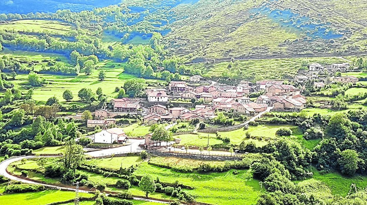 Tudanca, enclavado en un paraje de gran belleza, está declarado Conjunto Histórico Artístico. 