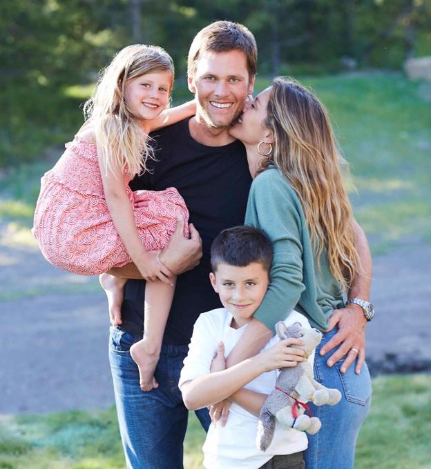 Foto de familia celebrando el cumpleaños de Tom Brady.