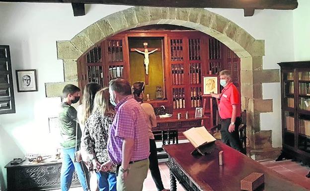 Un grupo de visitantes, en una de las estancias de la Casona.