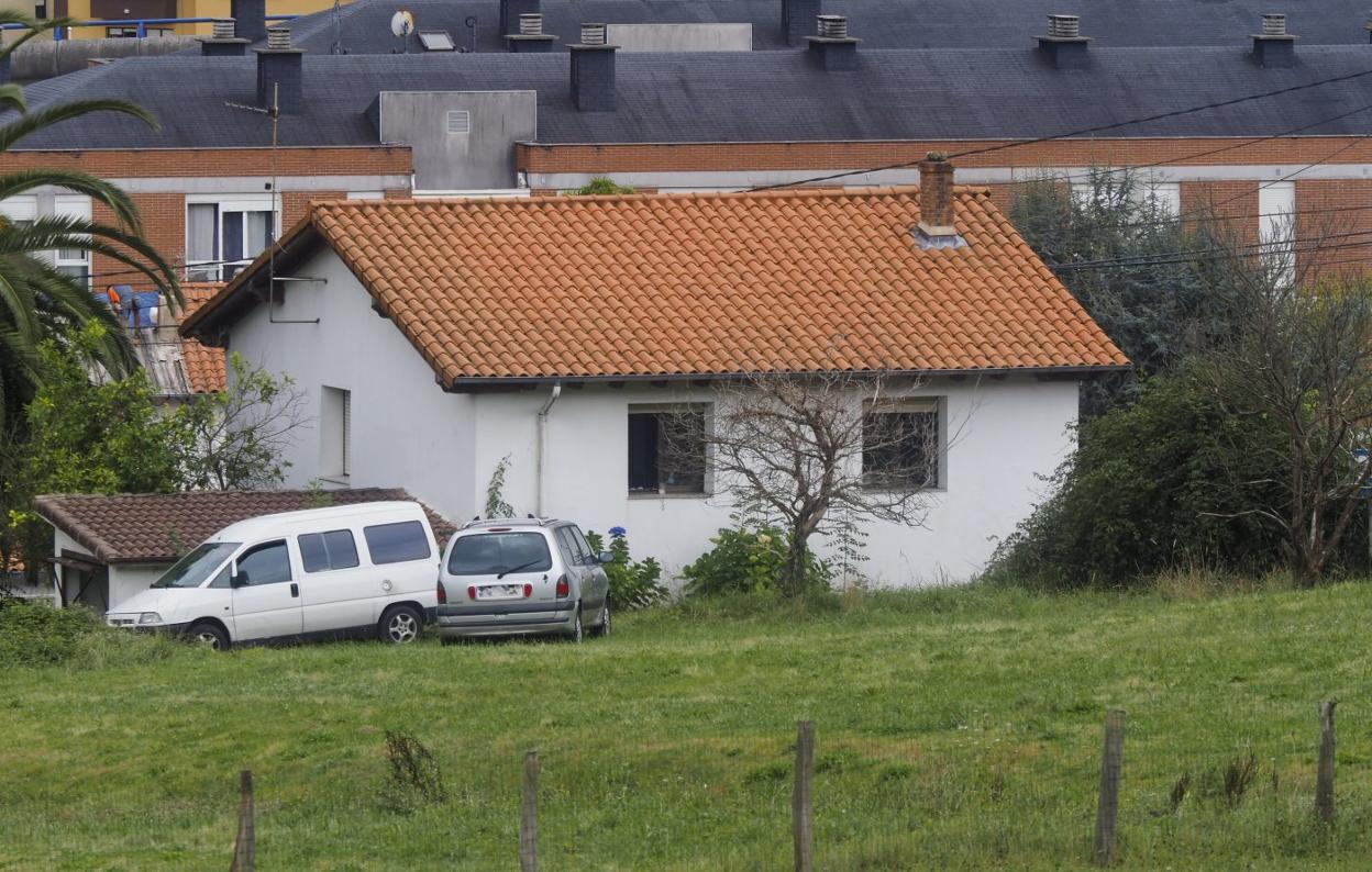 Parte posterior de la vivienda, que se encontraba vacía y a la venta. 