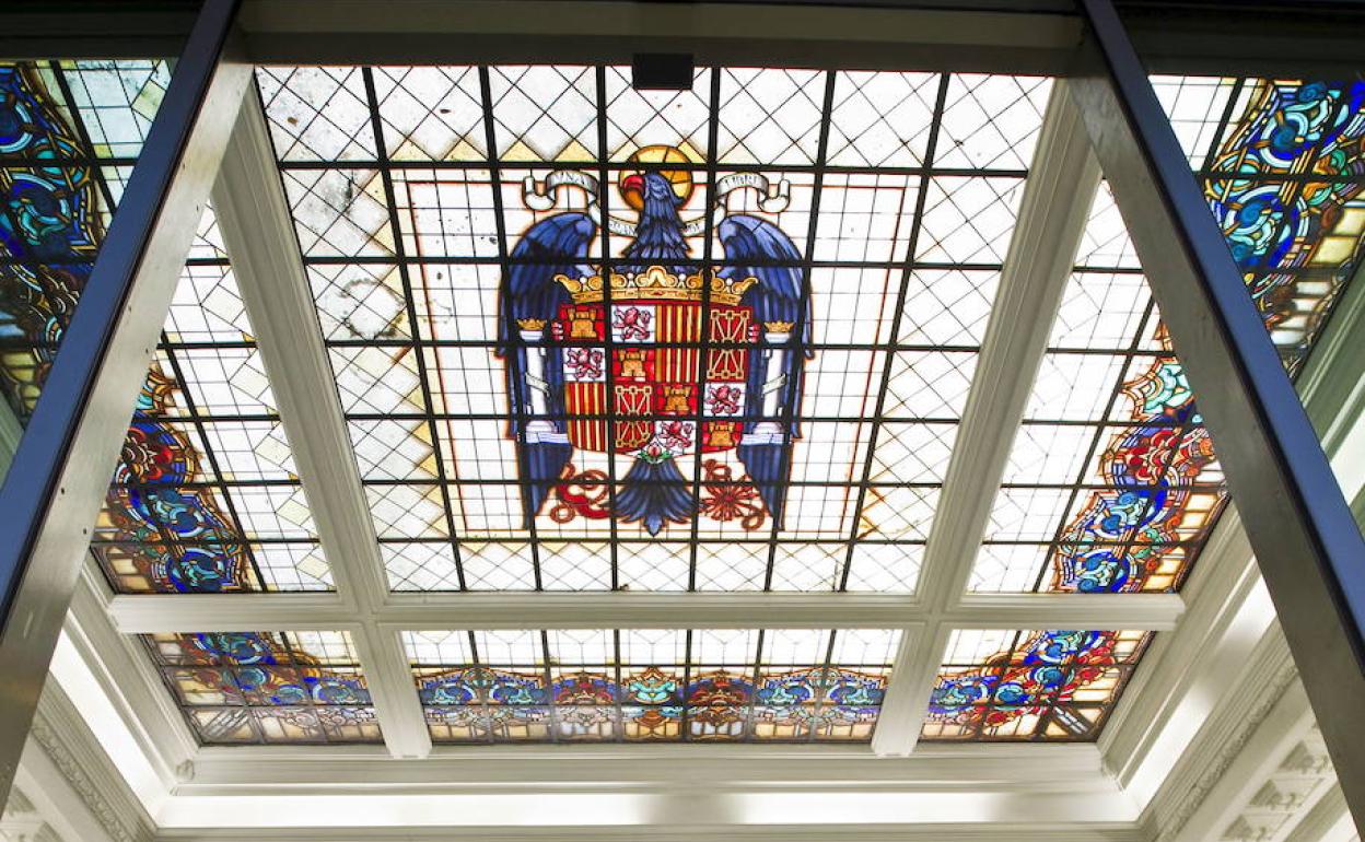 La vidriera con el escudo franquista que preside el patio central de la antigua sede del Banco de España.