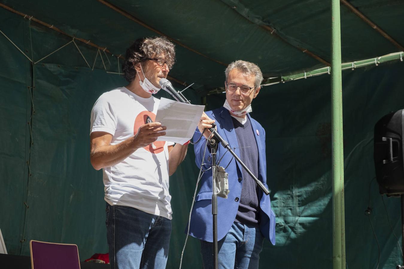Bezana celebró, a pesar de la lluvia, la II Feria Nacional del Tomate Antiguo, que incluyó talleres, charlas y mercado ecológico de proximidad, entre otras actividades. Los periodistas David Remartínez y Pedro Vallín fueron nombrados 'Tomatero mayor'.