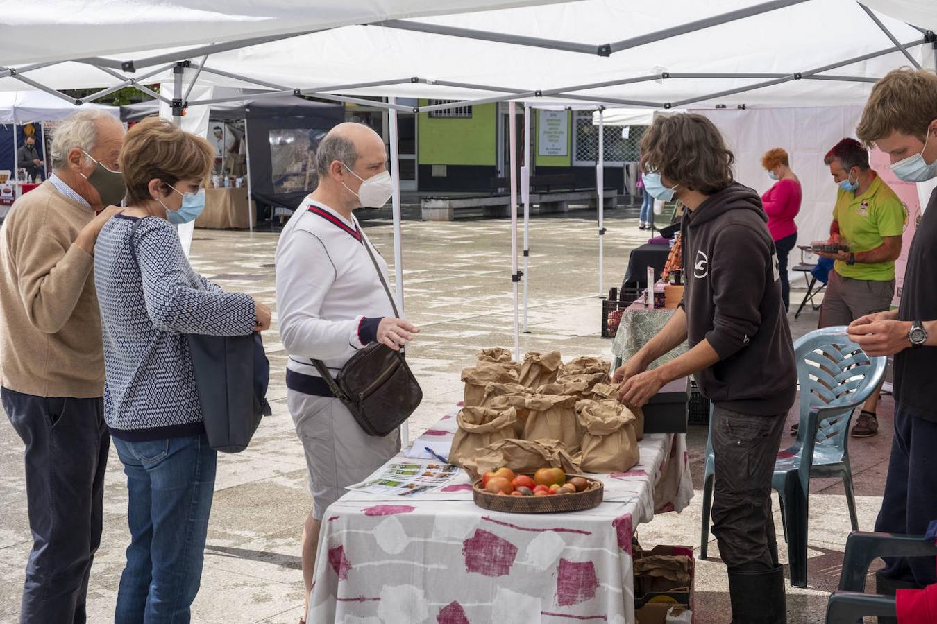 Bezana celebró, a pesar de la lluvia, la II Feria Nacional del Tomate Antiguo, que incluyó talleres, charlas y mercado ecológico de proximidad, entre otras actividades. Los periodistas David Remartínez y Pedro Vallín fueron nombrados 'Tomatero mayor'.