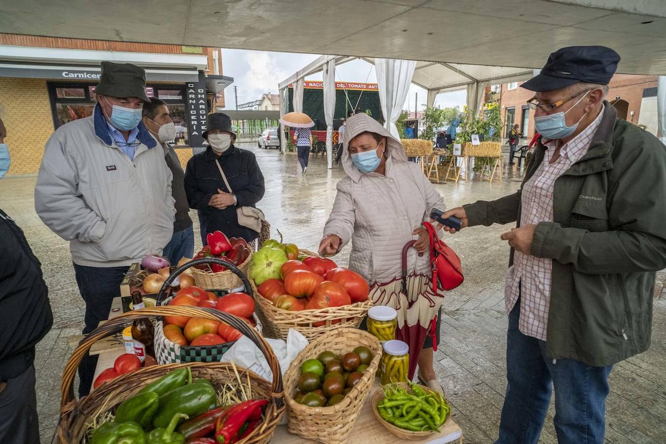 Bezana celebró, a pesar de la lluvia, la II Feria Nacional del Tomate Antiguo, que incluyó talleres, charlas y mercado ecológico de proximidad, entre otras actividades. Los periodistas David Remartínez y Pedro Vallín fueron nombrados 'Tomatero mayor'.