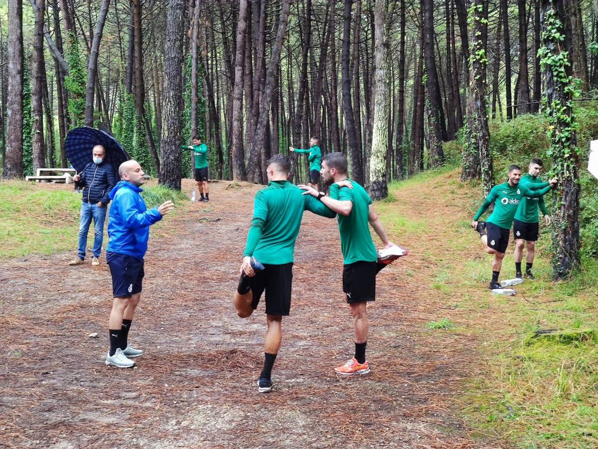 El Racing completó bajo un fuerte aguacero una exigente sesión de entrenamiento en los pinares de Liencres comandada por los preparadores físicos.