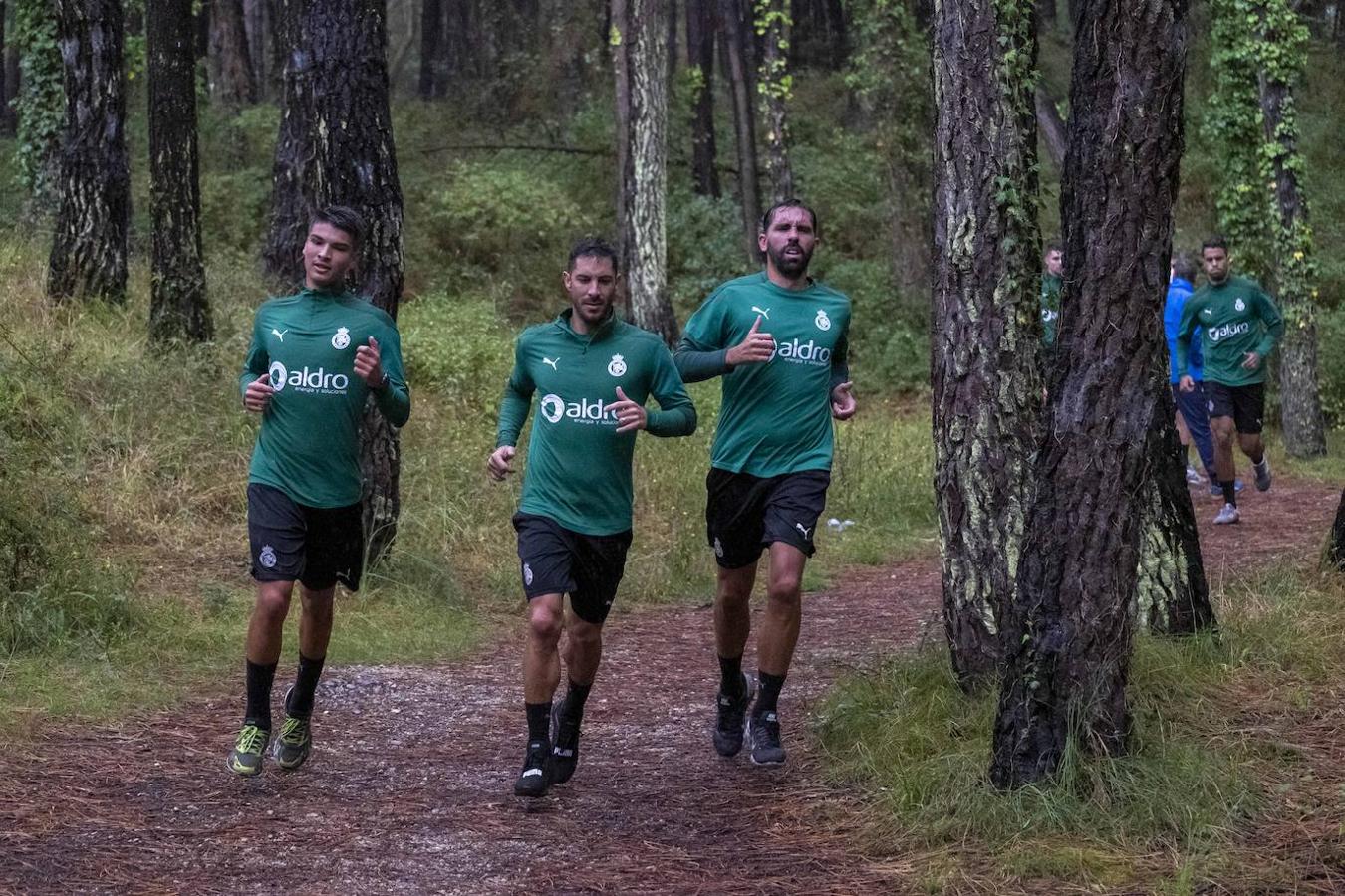 El Racing completó bajo un fuerte aguacero una exigente sesión de entrenamiento en los pinares de Liencres comandada por los preparadores físicos.