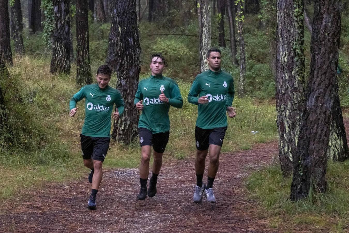 El Racing completó bajo un fuerte aguacero una exigente sesión de entrenamiento en los pinares de Liencres comandada por los preparadores físicos.