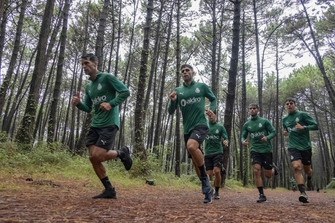 El Racing completó bajo un fuerte aguacero una exigente sesión de entrenamiento en los pinares de Liencres comandada por los preparadores físicos.