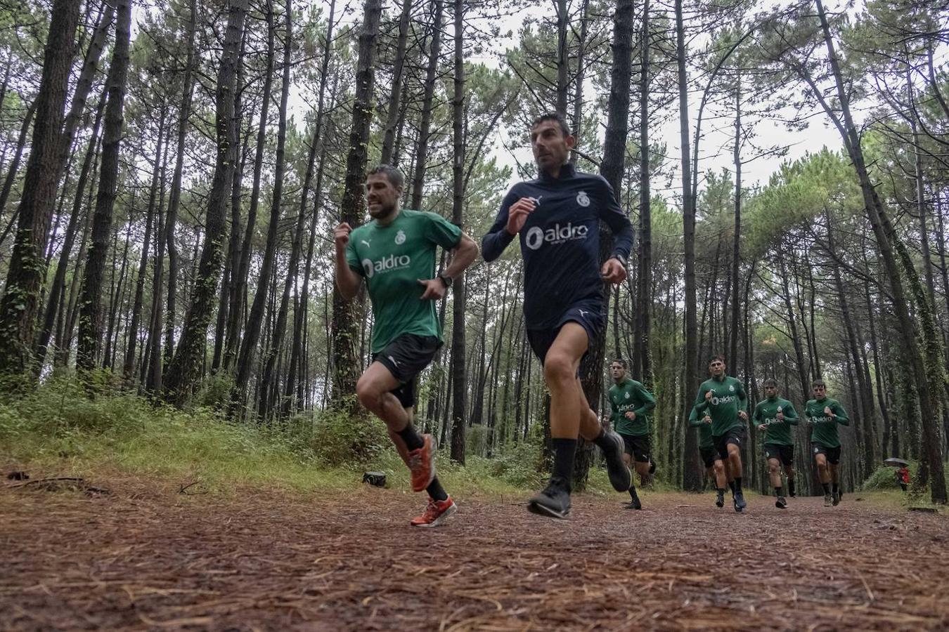 El Racing completó bajo un fuerte aguacero una exigente sesión de entrenamiento en los pinares de Liencres comandada por los preparadores físicos.