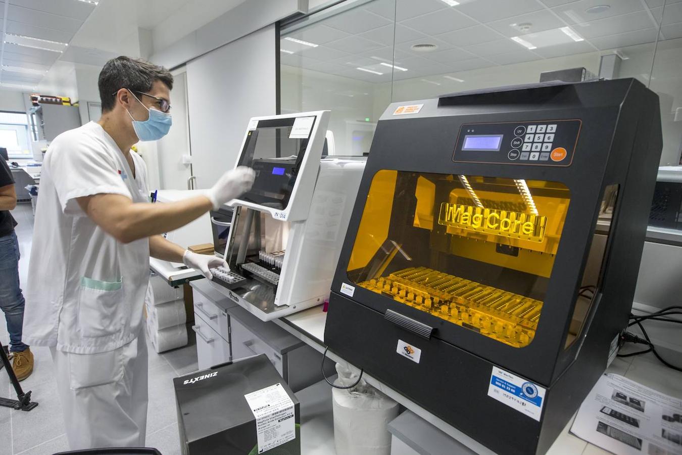 El laboratorio de Microbiología realiza más de 1.500 PCR diarias en busca del patógeno, oculto en un 6% de las pruebas.