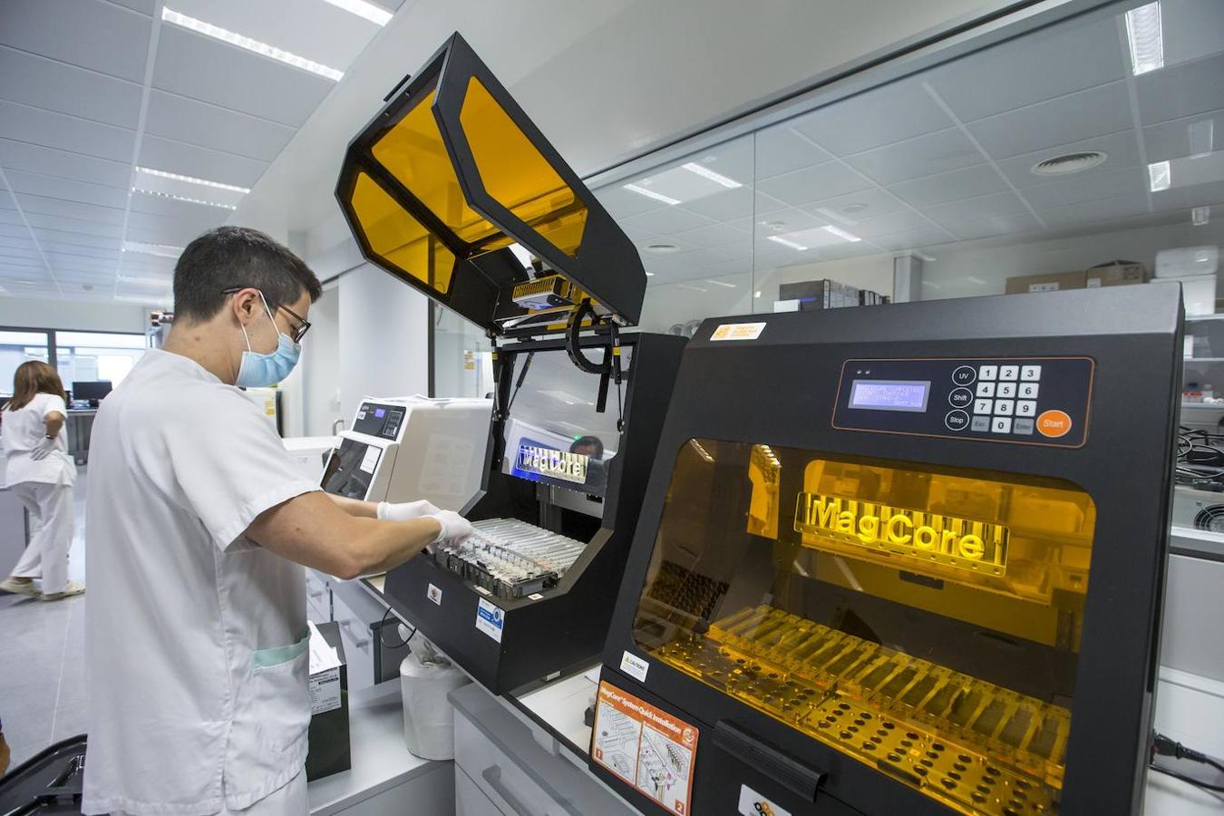 El laboratorio de Microbiología realiza más de 1.500 PCR diarias en busca del patógeno, oculto en un 6% de las pruebas.