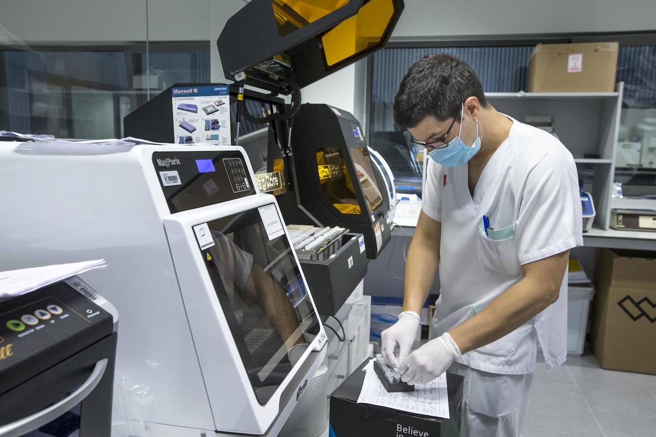 El laboratorio de Microbiología realiza más de 1.500 PCR diarias en busca del patógeno, oculto en un 6% de las pruebas.