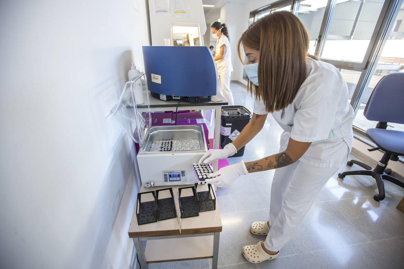 El laboratorio de Microbiología realiza más de 1.500 PCR diarias en busca del patógeno, oculto en un 6% de las pruebas.