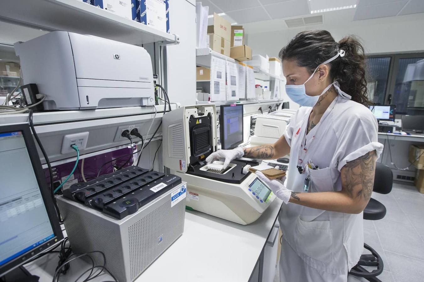 El laboratorio de Microbiología realiza más de 1.500 PCR diarias en busca del patógeno, oculto en un 6% de las pruebas.